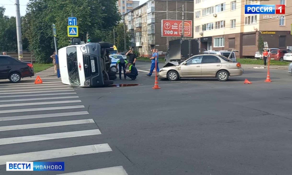 Предварительно 2 медика пострадали в аварии с машиной скорой помощи в Иванове