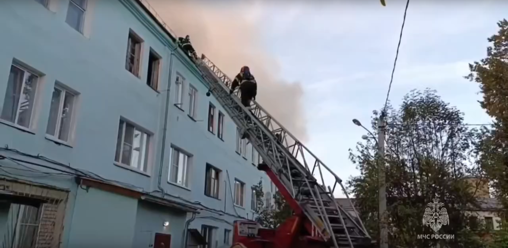 В Иванове спасатели ликвидируют пожар в многоквартирном доме 