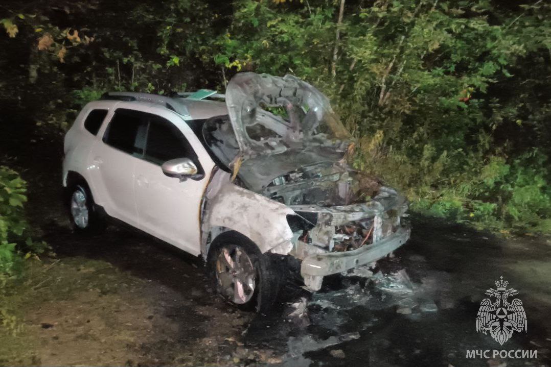 В Ивановской области горели моторный отсек автомобиля и стена частного дома