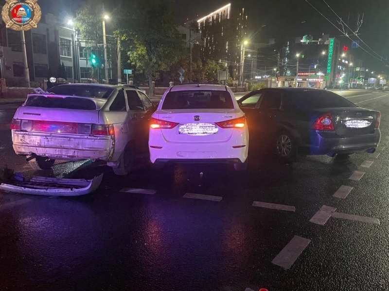 В Иванове пьяный водитель врезался в 2 автомобиля и скрылся с места ДТП 