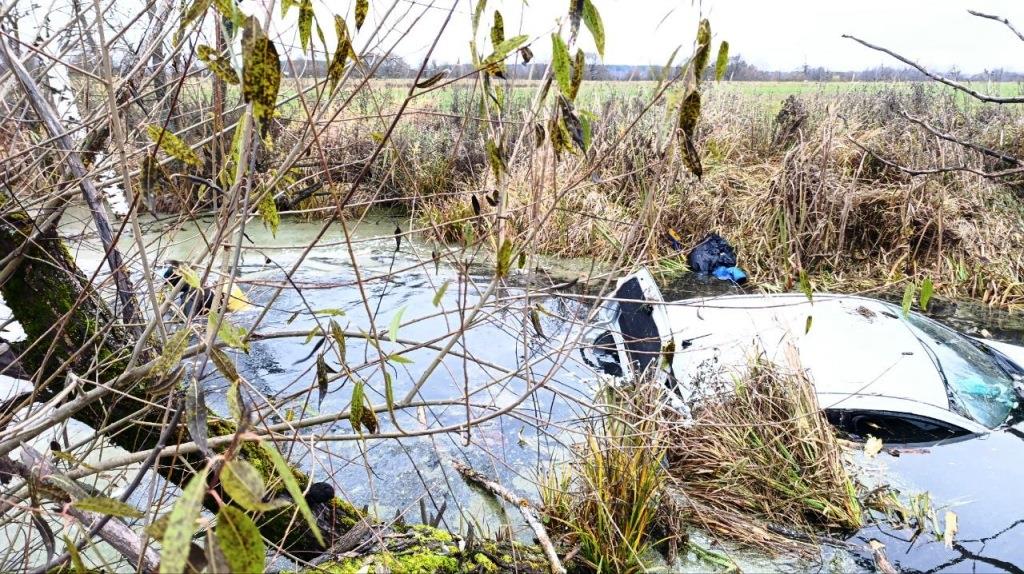 Машина съехала в осушительный канал на въезде в Шую