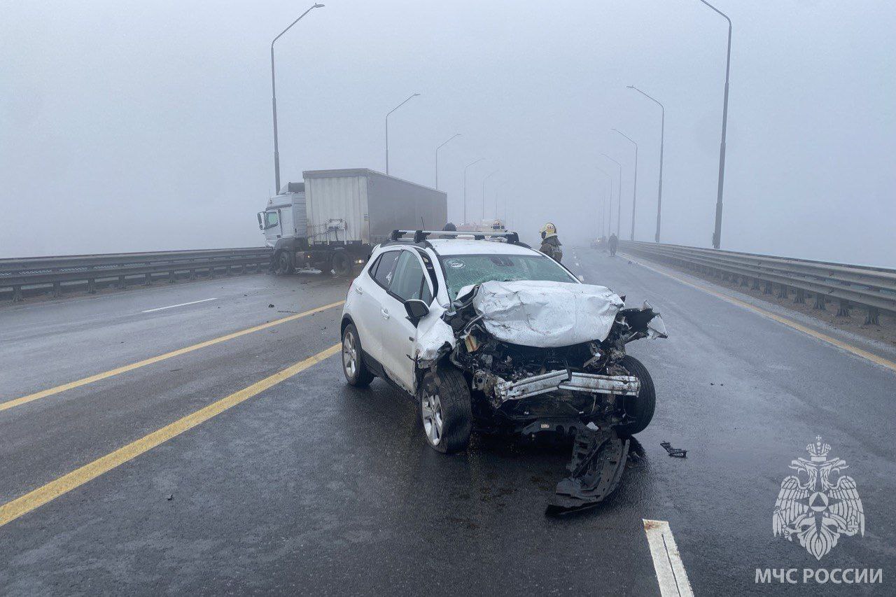 На мосту через Волгу в Ивановской области столкнулись 3 автомобиля