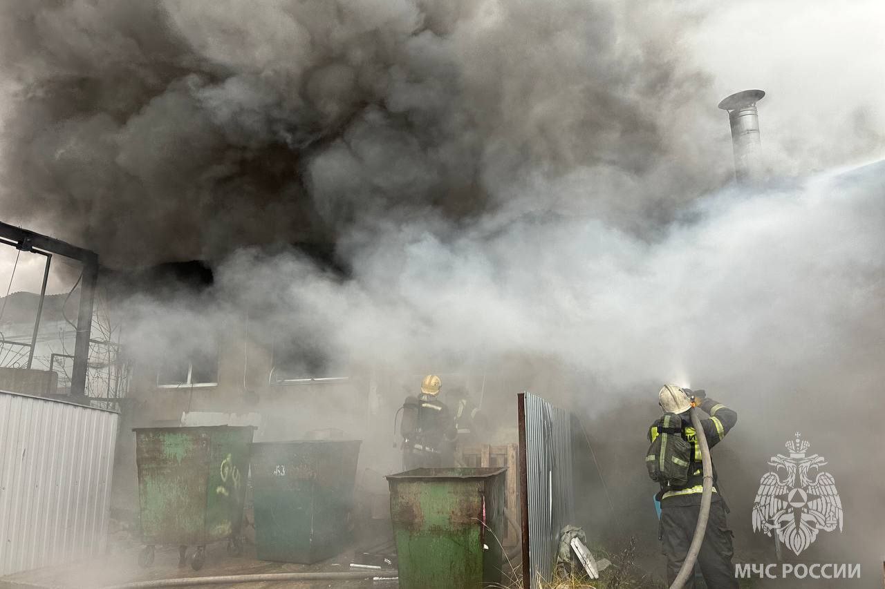 Тушение крупного пожара на улице Шевченко в Иванове продолжается