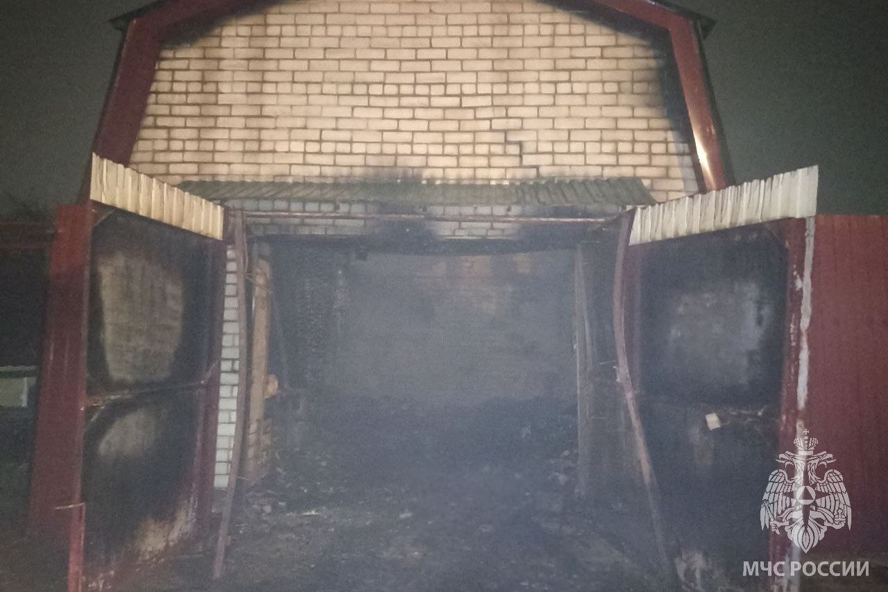 Пожар уничтожил гараж в Иванове