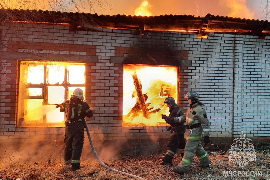 Неэксплуатируемое здание на большой площади сгорело в Ивановской области